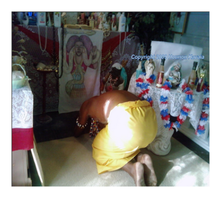 Papa Tossou Toyi showing respect to the spirits.