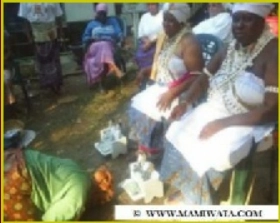 Devotee bows in respect to the Chief Hounon Amengansies.